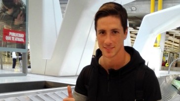 Torcida deu demonstração do carinho por Fernando Torres já no aeroporto