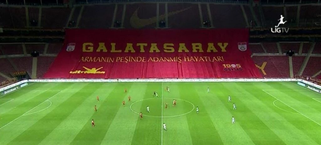 Contra o Sivasspor, a torcida do Galatasaray cobriu parte do est&aacute;dio para protestar