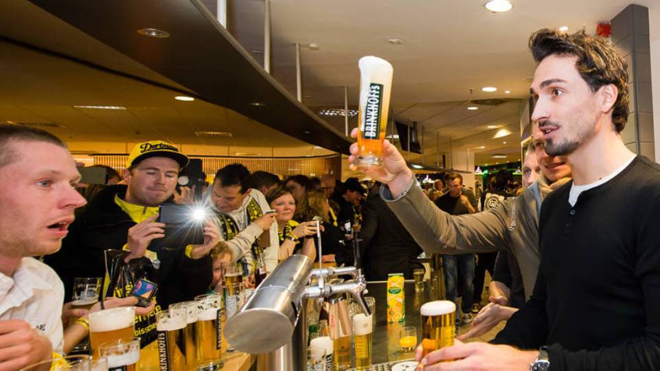 Para limpar um pouco da barra, jogadores serviram chopes &agrave; torcida  do Dortmund