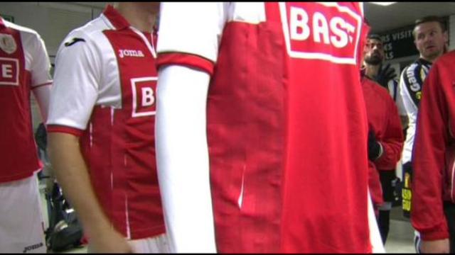 O Standard Li&egrave;ge ganhou o pr&ecirc;mio de maior gambiarra em uma camisa de futebol