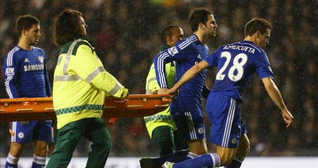 Em um gesto simples, F&agrave;bregas e Azpilicueta demonstraram um respeito enorme