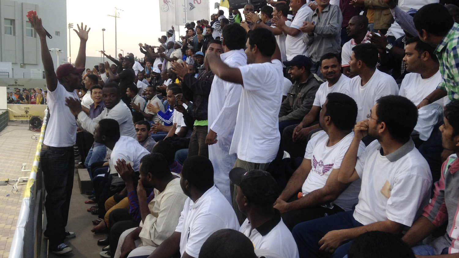 Catar ensina: para colocar gente nos est&aacute;dios, basta pagar os torcedores