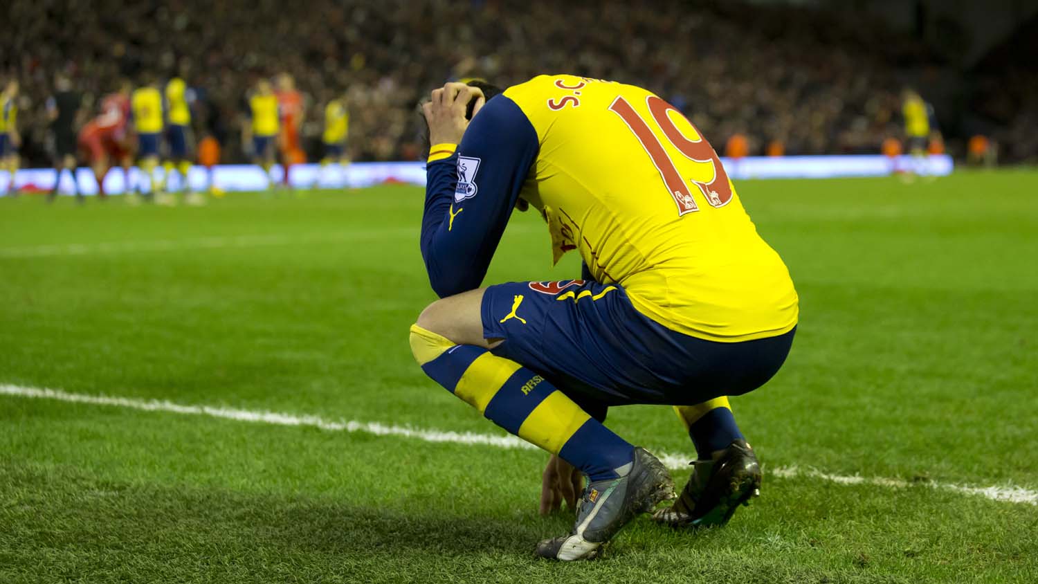 A decep&ccedil;&atilde;o de Cazorla no final do jogo (Foto: AP)