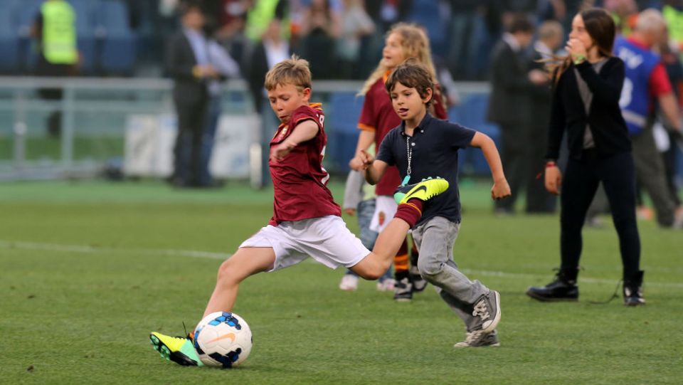 A lenda continua? Filho de Totti capitaneia Roma pela primeira vez, faz gol e vence o d&eacute;rbi