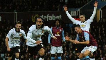 Duas crianças comemoraram gol de Falcao na torcida do Aston Villa e foram expulsas do estádio