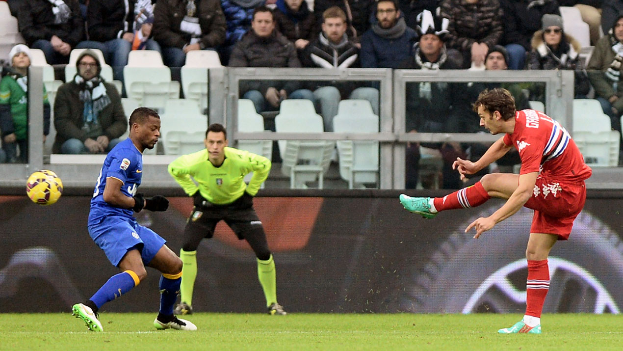 Gabbiadini, da Sampdoria, marca gola&ccedil;oc ontra a Juventus, de Evra (AP Photo/Massimo Pinca)