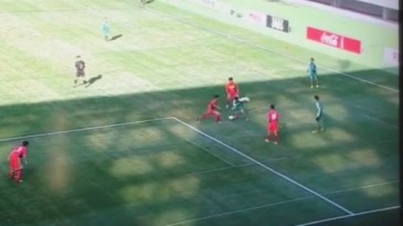 Esse japonês de 16 anos fez um golaço com direito a rolinho e chute no ângulo