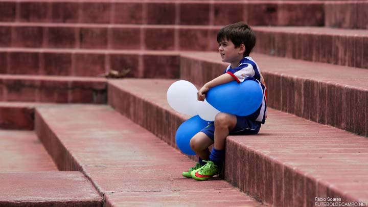 Crian&ccedil;a assiste &agrave; final da Quarta Divis&atilde;o (Foto: F&aacute;bio Soares/Futebol De Campo)