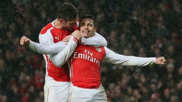 Sánchez perdeu pênalti, mas decidiu para o Arsenal. Mais uma vez