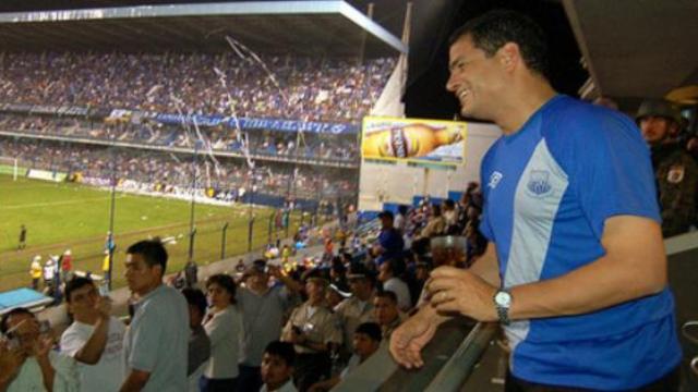 Rafael Correa mostrou nas finais do Equatorian&atilde;o que &eacute; o presidente mais corneteiro do mundo