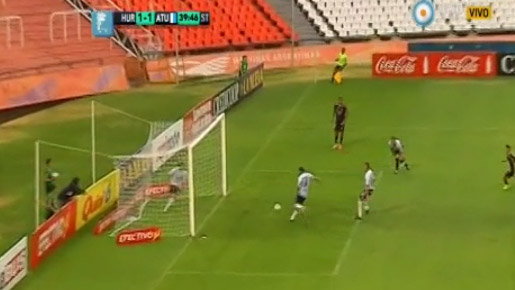 O zagueir&atilde;o do Tucum&aacute;n s&oacute; n&atilde;o fez um cl&aacute;ssico gol contra por pura sorte