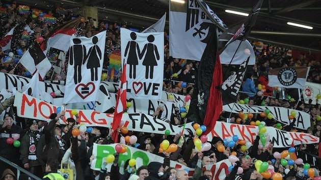 Manifesta&ccedil;&atilde;o dos torcedores do St. Pauli contra homofobia