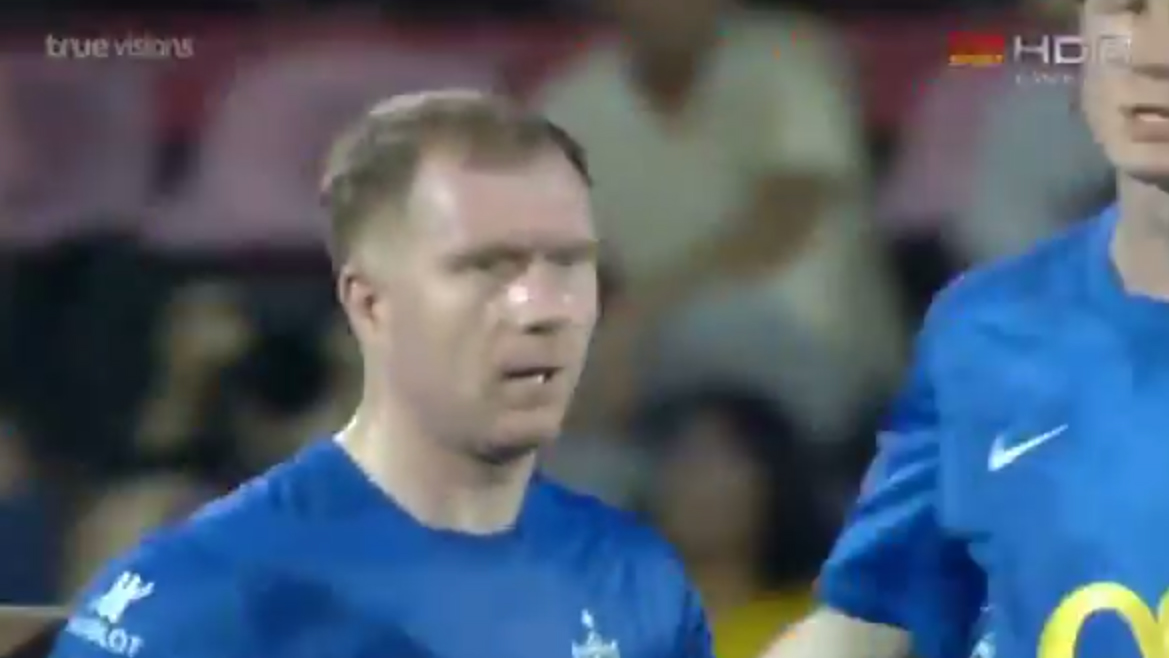 Scholes leva a melhor sobre Lehmann com dois gola&ccedil;os em jogo de lendas