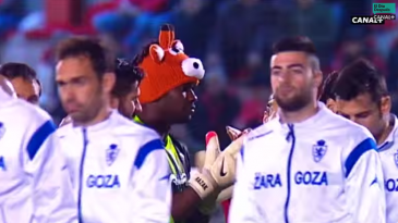 Sério mesmo que ele pensou em jogar com esta touca na segundona espanhola?