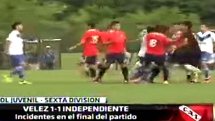Uma coisa os jovens de V&eacute;lez e Independiente j&aacute; aprenderam a fazer: brigar