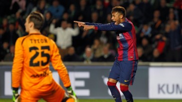 O quão difícil é parar Neymar em um dia inspirado? Este vídeo mostra perfeitamente