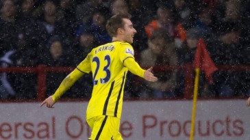 [Vídeo] Eriksen assinou uma obra de arte e colocou o Tottenham na final da Copa da Liga