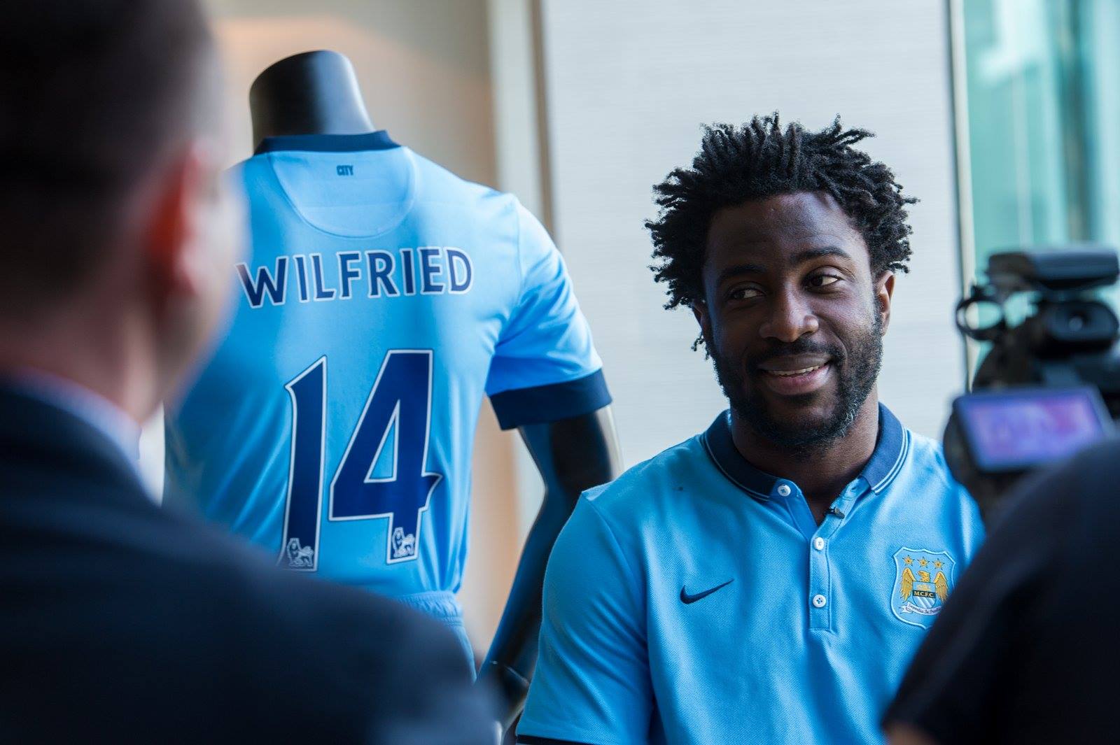 Bony chega por uma fortuna, mas &eacute; boa aposta para o City n&atilde;o ficar &agrave; merc&ecirc; das les&otilde;es