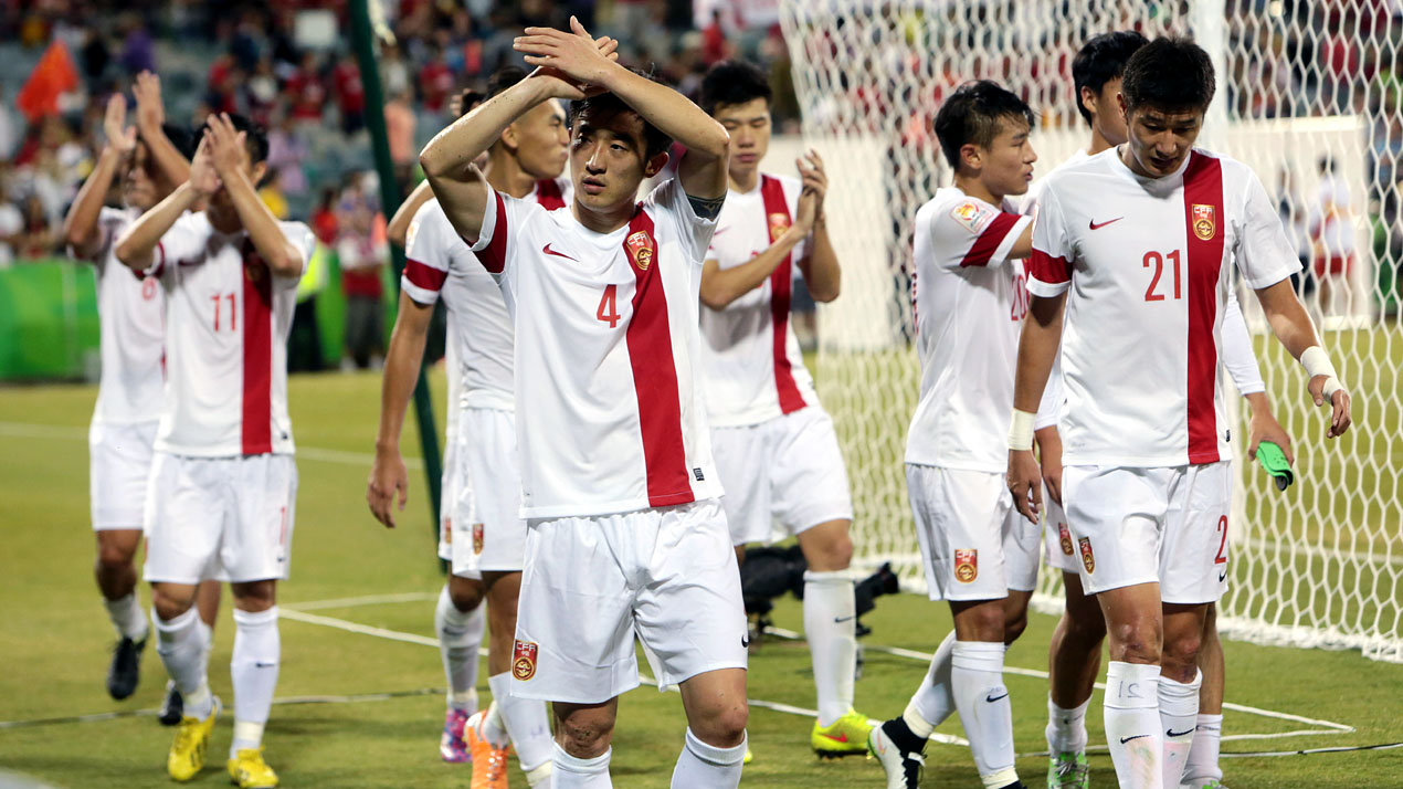 Jogadores chineses comemoram classifica&ccedil;&atilde;o na Copa da &Aacute;sia (AP Photo/Andrew Taylor)