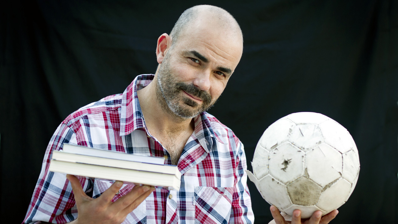 Eduardo Sacheri: um camisa cinco fant&aacute;stico e um romancista de futebol melhor ainda
