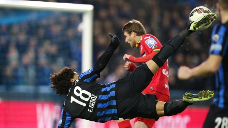 L&iacute;der do Belg&atilde;o com o Club Brugge, Felipe Gedoz anotou este gola&ccedil;o de voleio