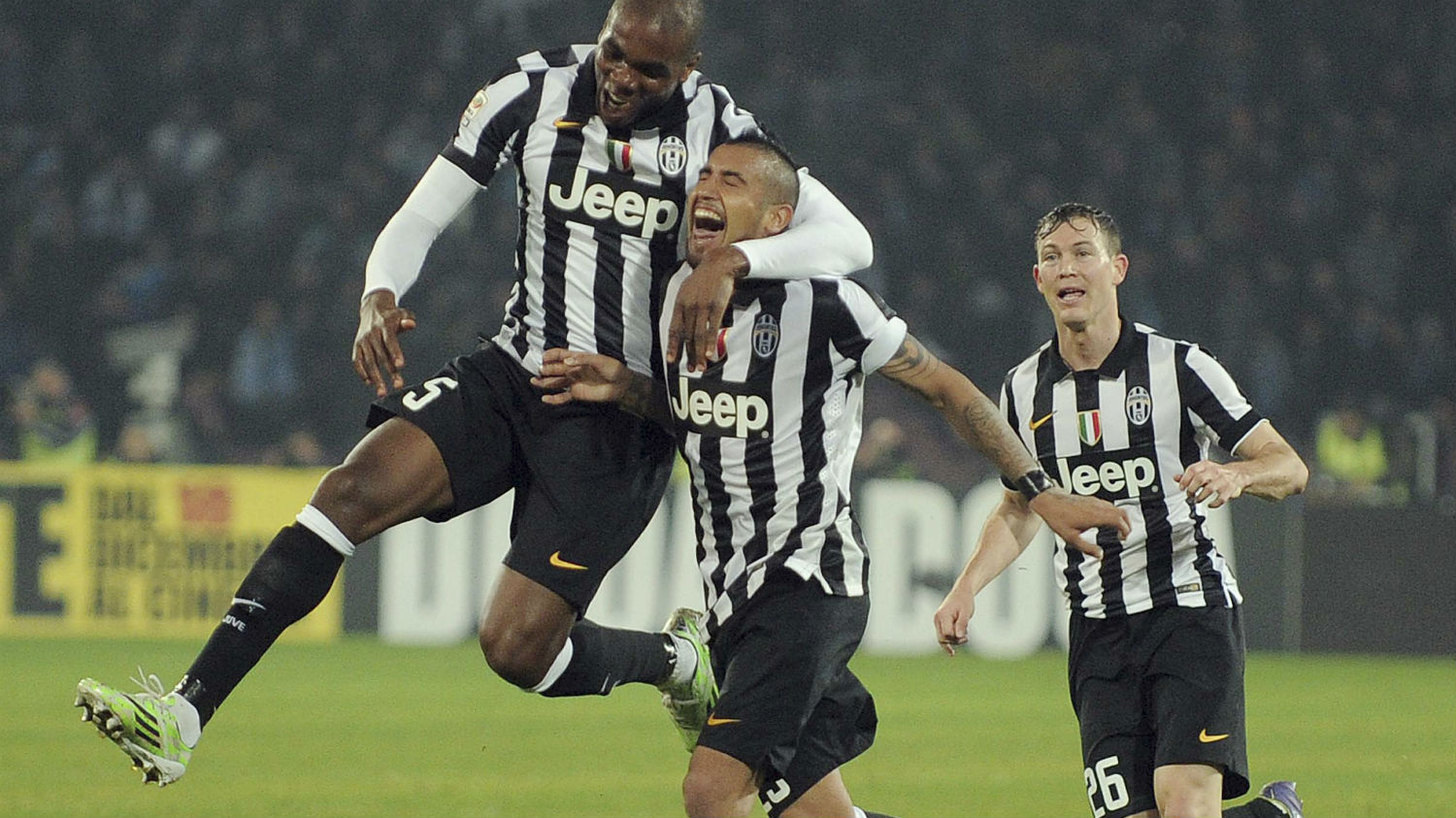 Gola&ccedil;os dos meias ajudam Juventus a quebrar jejum de quase 15 anos contra o Napoli