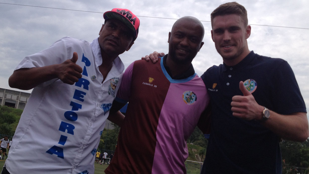 Kl&eacute;ber ganhou camisa do Corinthian-Casuals (Foto: Bruno Bonsanti/Trivela)