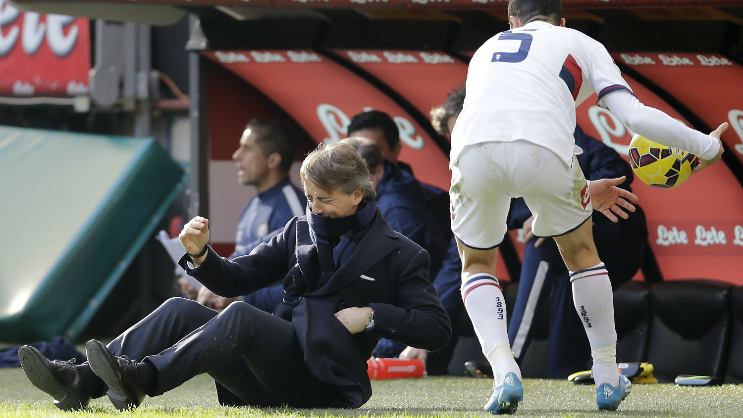 Marco Andreolli derrubou Roberto Mancini. Literalmente