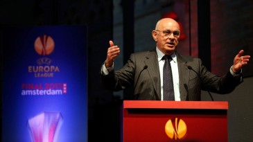 Holandês vai concorrer com Blatter à presidência da Fifa e já tem o apoio para ser candidato