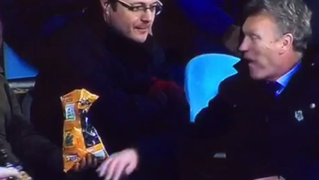 Hil&aacute;rio &eacute; pouco: Moyes &eacute; expulso e vai comer uns salgadinhos com a torcida