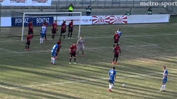 Time francês inverte posição de goleiro e barreira, e até que a ideia parece boa