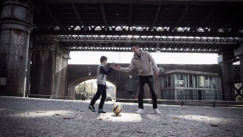 [V&iacute;deo] Van Persie e o filho mostram habilidade nas ruas de Manchester em comercial