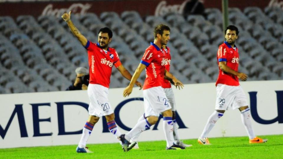 Gol ol&iacute;mpico, quase outro do meio-campo: a genialidade de Recoba segue intacta