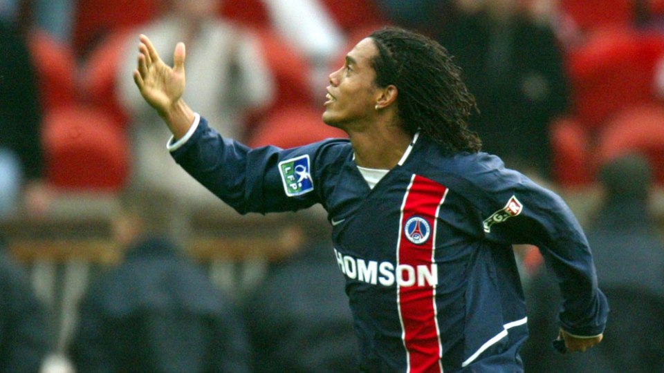 Em dia de PSG x Bordeaux, relembre o jogo em que Ronaldinho foi aplaudido de p&eacute; em Paris