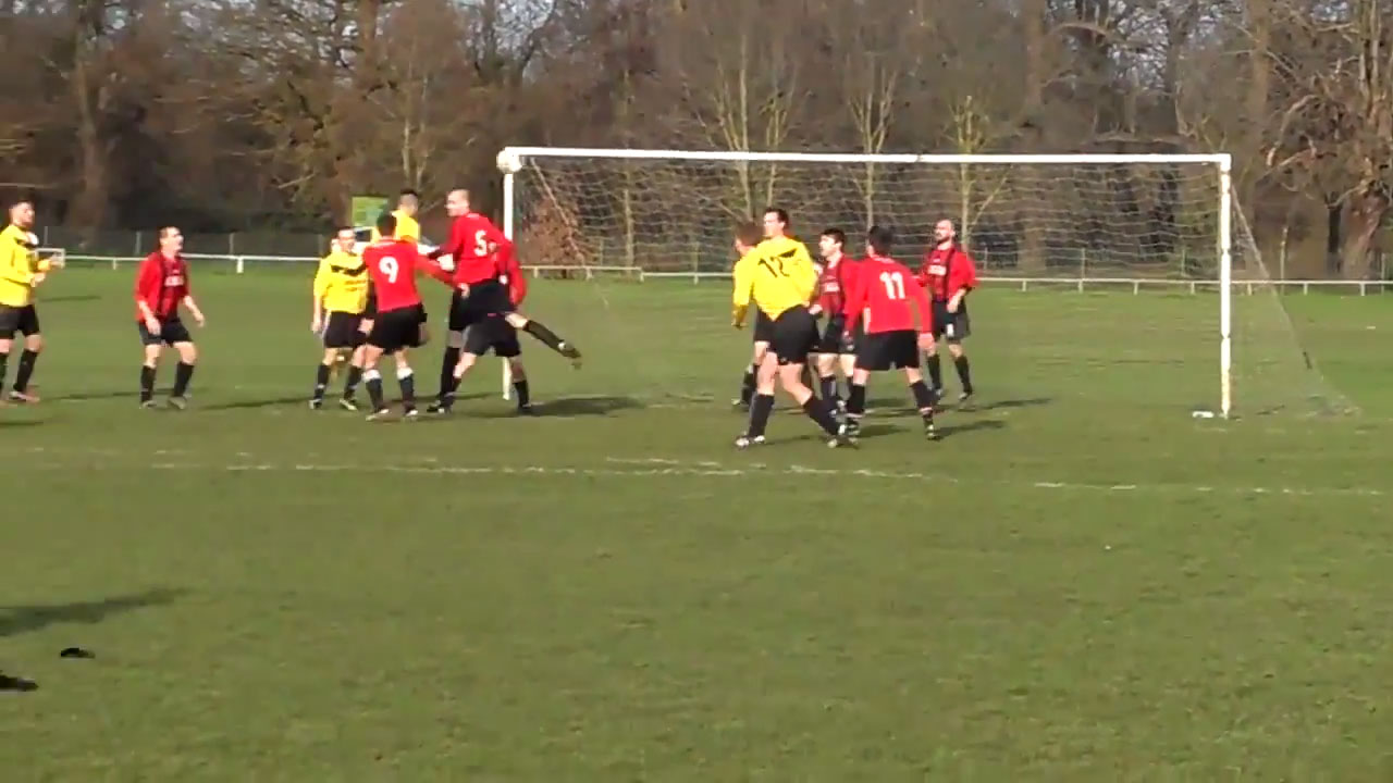 Este &eacute; definitivamente o gol mais feio do fim de semana no futebol