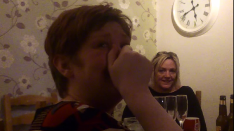 O choro dessa torcedora resume a rea&ccedil;&atilde;o da torcida do Liverpool ao an&uacute;ncio da sa&iacute;da de Gerrard