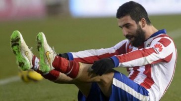 A zoeira não tem limites: Turan ganhou um “bolo de chuteira” para comemorar os seus 28 anos