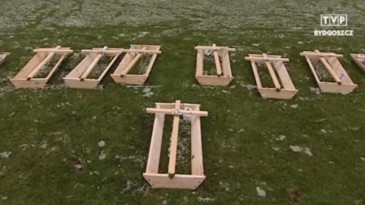 Estádio de lanterna do Polonês amanhece com 15 caixões em protesto pela campanha