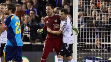Diego Alves pegou mais um pênalti e o Valencia deu outro impulso ao seu projeto grandioso