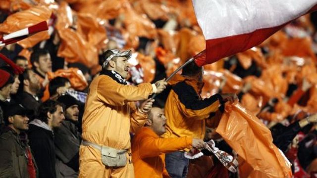 Como &lsquo;presos de Guant&aacute;namo&rsquo;, torcida do Rayo faz novo protesto criativo contra futebol moderno