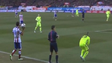 Bandeira coadjuvante: bateu em Jordi Alba e desviou da chuteira de Turan