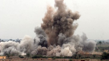 [Vídeo] Bomba explode atrás de gol e causa pânico em jogo no Iraque