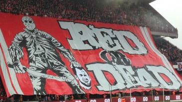 Torcida do Standard está brava com Defour? Olha essa faixa: “Vermelho ou morto”