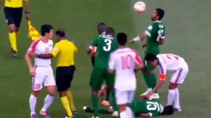 Enquanto o pau comia entre sauditas e norte-coreanos, ele resolveu fazer embaixadinhas