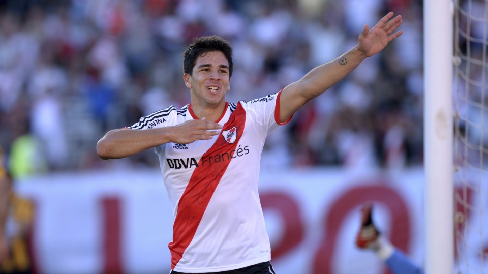 BUENOS AIRES, ARGENTINA - NOVEMBER 17:  River Plate's Giovanni Simeone celebrates after scoring during a match between River Plate and Olimpo as part of round 16th of Torneo Inicial at Antonio Vespucio Liberti Stadium on November 17, 2013 in Buenos Aires, Argentina. (Photo by Leo La Valle/LatinContent/Getty Images)