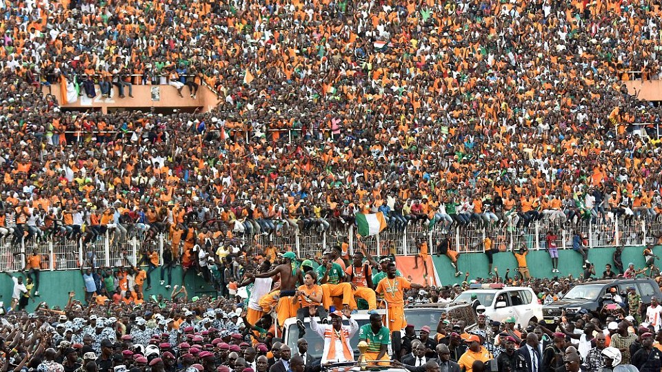 Uma multid&atilde;o de amontoou na Costa do Marfim para receber os campe&otilde;es africanos