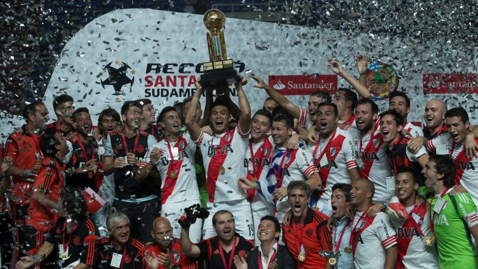 [V&iacute;deo] O River Plate aproveitou o p&oacute;dio da Recopa para provocar o Boca Juniors