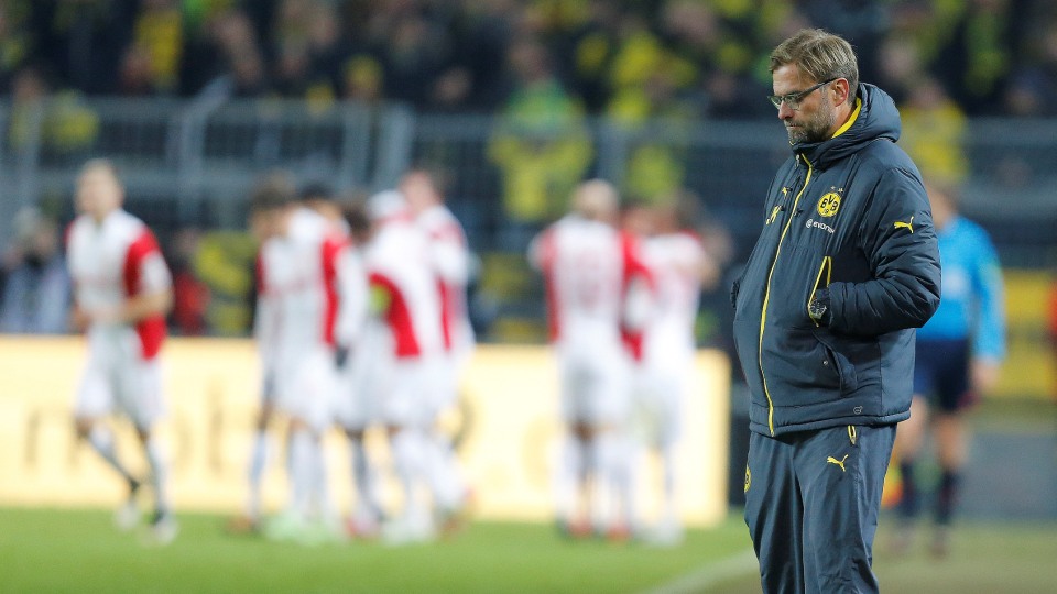 A derrota em casa para o Augsburg resumiu todo o desespero do Dortmund