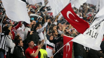 A torcida do Besiktas deu show, pressionou o Liverpool e pôde festejar a classificação