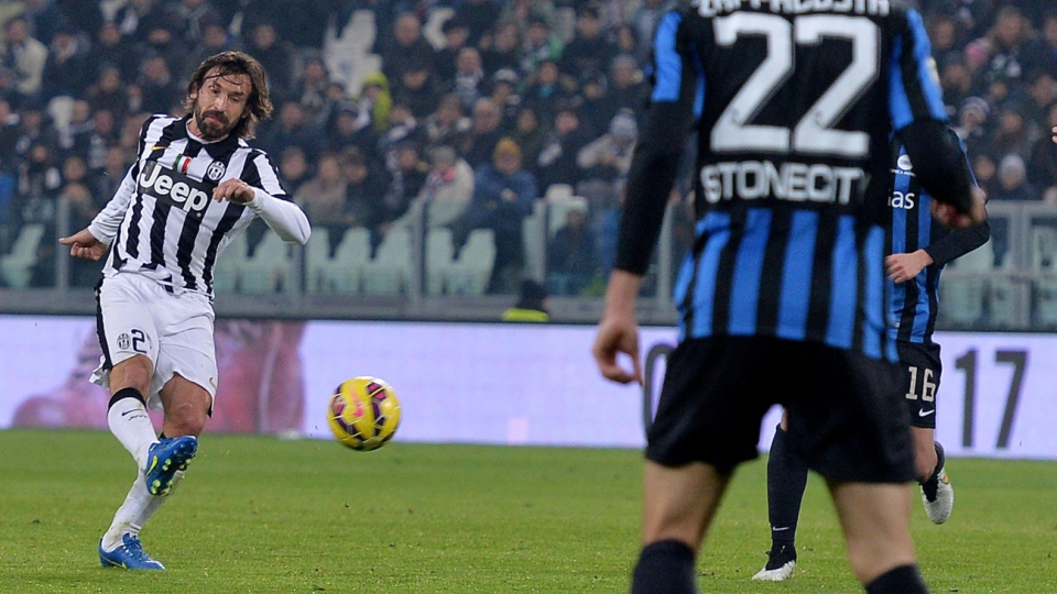 Ap&oacute;s uma semana dif&iacute;cil, Pirlo calou os cr&iacute;ticos com a velha maestria e um gola&ccedil;o